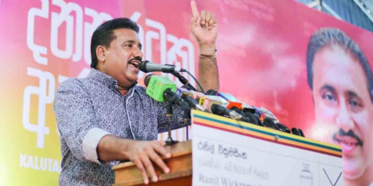 රත්තරන් සින්දුවක් කියනවා! මාල ගිරවි එහෙම නෙමෙයි හොඳේ! වෙන එකක්! VIDEO I Sri Lanka Latest News