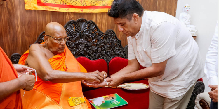 සජිත් කෝට්ටේ රජමහා විහාරයට ඇවිත් ආශිර්වාද ලබා ගනී! රටේ නීතියේ ආධිපත්‍ය සුරකින විනිවිදභාවයෙන් යුත් ඍජු සහ මෘදු දසරාජ ධර්මයෙන් සමන්විත පාලනයක් ගෙන යන්නට ප්‍රතිඥා දෙයි! කාටවත් හොරාකන්නත් බෑ හොරාකන්න ඉඩ තියන්නෙත් නෑ! VIDEO I PHOTOS I Sri Lanka Latest News