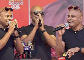 සින්දු කියන්න ආපු සංගීත් වේදිකාවේ කඩේ යන්න පටන් ගනී! කවුද කෙනෙක් යාන්තම් නවත්තන්න කියයි! ඒ පාර කියනවා මම කියන්න හැදුවේ වැරැදි කළොත් අනුරවත් පන්නනවා කියලලු! අනේ සංගීත් සින්දුම කියන්න! VIDEO I Sri Lanka Latest News