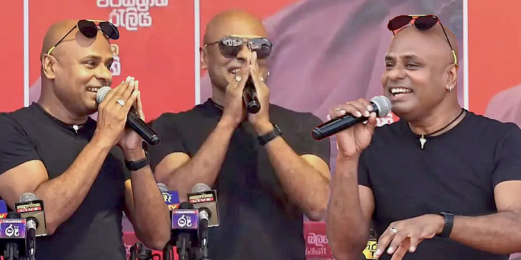සින්දු කියන්න ආපු සංගීත් වේදිකාවේ කඩේ යන්න පටන් ගනී! කවුද කෙනෙක් යාන්තම් නවත්තන්න කියයි! ඒ පාර කියනවා මම කියන්න හැදුවේ වැරැදි කළොත් අනුරවත් පන්නනවා කියලලු! අනේ සංගීත් සින්දුම කියන්න! VIDEO I Sri Lanka Latest News