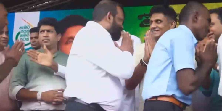 දසදහස් ගණනින් එක්රොක් වූ නුවරඑළිය රැස්වීමේදී ශ්රීලනිපයේ පළු පිටින් ගලවගෙන ඇවිත් සජිත්ගේ වේදිකාවට ගොඩවෙයි! VIDEO I Sri Lanka Latest News