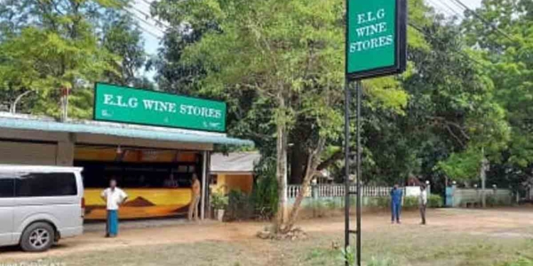 මෙන්න රනිල්ගේ බාර් ලයිසන් දීමේ රඟේ! මුලු රටම වන්දනාමාන  කරන කතරගම දෙවියන් වැඩ සිටින කතරගම දේවාලය පේන දුරිනුත් බාර් එකක් ඇරලා! VIDEO I Sri Lanka Latest News
