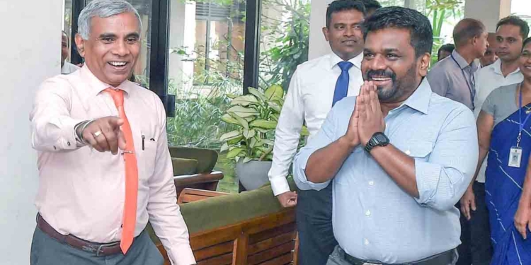 අනුර ජනාධිපති කාර්යාලයෙන් එළියට එයි! ඉස්සෙල්ලාම කෘෂිකර්ම අමාත්‍යංශයට ගිහින් වැඩ බාරගනී! මීට පස්සේ දේශපාලන පළිගැනීම් නෑ! ජනතා සේවයට කැපවන රාජ්‍ය සේවකයන් වෙනුවෙන් පෙනී සිටිනවා! PHOTOS I Sri Lanka Latest News