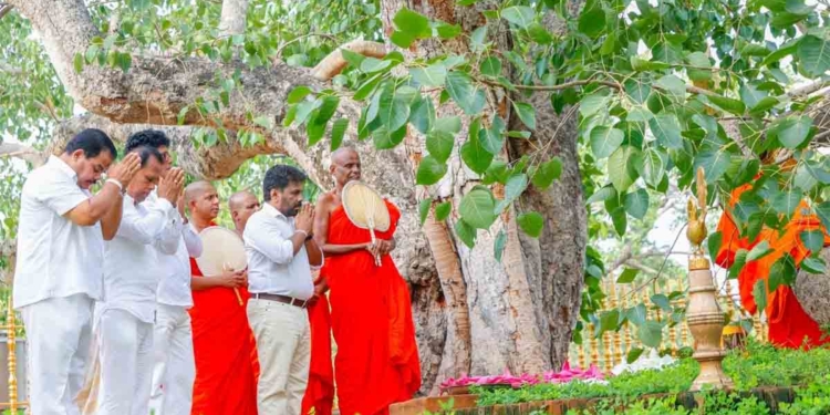 අනුර අනුරපුරේ සංචාරයක! ඓතිහාසික ශ්‍රී මහා බෝධින් වහන්සේ වැඳ පුදාගෙන ආශිර්වාද ලබා ගනී! රුවන්වැලිසෑයේ ආගමික වතාවත්වලටත් එක්වෙයි! PHOTOS I Sri Lanka Latest News