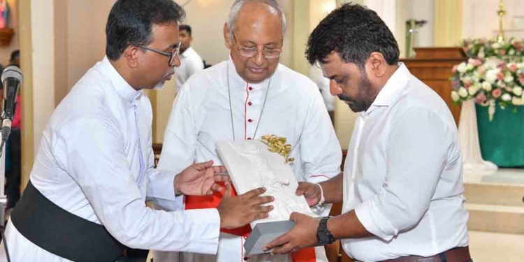 දේශපාලන වෙනසක් වෙනුවෙන් මෙවැනි ප්‍රහාරයක් කළාද කියන මතය සමාජයේ තියෙනවා! නිරවුල් පරීක්ෂණයක් කරන ලෙස මා උපදෙස් දුන්නා! පාස්කු බෝම්බයෙන් මහා විනාශයක් වෙච්ච කටුවපිටිය දේවස්ථානයට අනුර යයි! යුක්තිය ඉටු කරන බවට යළිත් සහතික වෙයි! I PHOTOS I Sri Lanka Latest News