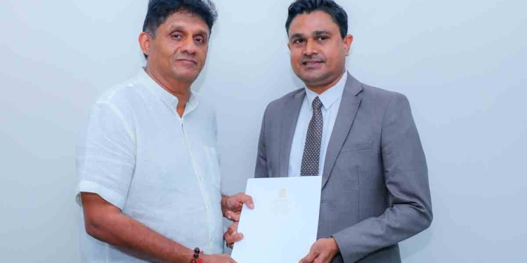 සජබෙ කොළඹ ඩීල්කාරයොයි බොරු ඔස්තාර්ලයි ඡන්දෙ ඉල්ලන්න බයේ හැංගෙද්දී අවංක හොඳ මිනිස්සු සජිත් ගාවට එන්න පටන් අරන්! ලෝකයේ රට දිනවපු අප්සාරි බටහිර කොළඹට ආවා! මෙන්න බෙහෙත් වංචාව රටට හෙළිකරපු.. කෙහෙළියව හිරේ ඇරපු දොස්තර චමල් සංජීව අද ලලිත් ඇතුළත්මුදලි හිටපු රත්මලානට ඇවිත්! I Sri Lanka Latest News