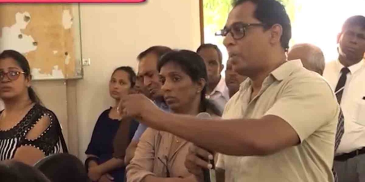 ‘ඔබතුමා එනවා කියලා දන්නවා නම් මම එන්නෙත් නෑ! එදා වෙච්ච ප්‍රහාරය නතර කරගන්න තිබුණා! අපිට සාධාරණයක් ඉටු කරන්න නම් නීතිය හරියට ක්‍රියාත්මක කරන්න! ඒ වගේම කරන දෙයක් ෂෝ නැතිව කරන්න!’ පාස්කු ප්‍රහාරයෙන් අම්මයි-තාත්තයි-දරුවයි තුන් දෙනාම නැතිවුණු තාත්තා කෙනෙක් අනුරවත් අසරණ කරමින් අහපු ප්‍රශ්නය! VIDEO I Sri Lanka Latest News
