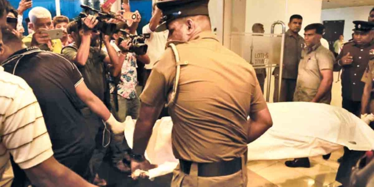 ඊයේ නෙළුම් කුළුණෙන් පැන්න රද්යා ගුණසේකර සිසුවිය ගැන මාර කතාවක් එළියට එයි! මීට කලින් කොළඹ ඇලවෙන කුළුණෙන් බිමට පැනලා සිය දිවි නසාගත් සිසුන් දෙදෙනාගේ හොඳම යාළුවා! ඒ සිද්ධියෙන් පස්සේ ඉඳලා තියෙන්නේ ලොකු කලකිරීමකින්! වාර්තාවකුත් තියලා යාළුවෝ දෙන්නා දිවිනසාගත් විදිහටම දිවිනසාගෙන තියෙන්නත් ඒ නිසාලු! I Sri Lanka Latest News