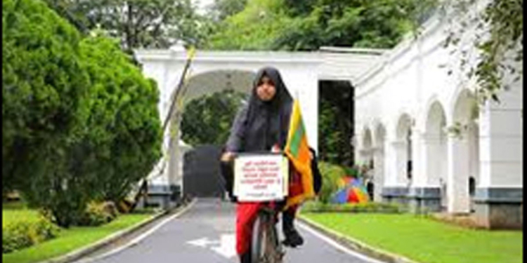 තවමත් ඉස්කෝලේ යන පාතිමා හරිනිව හමුවෙන්න බයිසිකලයක් පැදගෙන කාත්තන්කුඩියේ ඉඳන් කොළඹ ඇවිත්! VIDEO I Sri Lanka Latest News