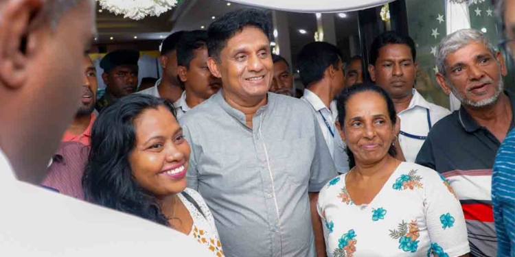 අපි කකුලෙන් අදින්නේ නෑ! රට ගොඩගන්න වැඩසටහනට සහාය දෙනවා! පැරදුණා කියලා වෙන අය වගේ අපි කුහක දේශපාලනයක් කරන්නේ නෑ! සජිත් මුජිබර් එක්ක මැද කොළඹට ඇවිත්! VIDEO & PHOTOS I Sri Lanka Latest News