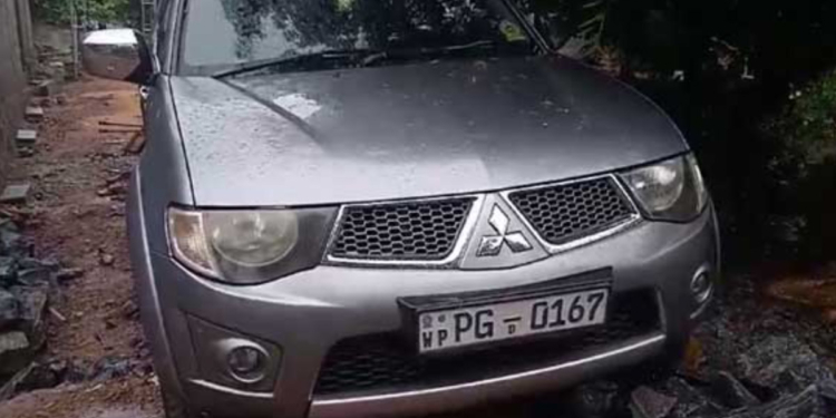 මෙච්චර කල් කවුරු හරි ලොක්කෙක් පාවිච්චි කරපු ආණ්ඩුවේ වාහනයක් ෂේප් එකේ ඉස්පිරිතාලේ ඇතුළේ දාලා ගිහින්! Sri Lanka Latest News