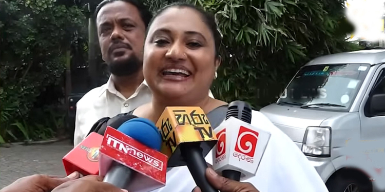ඔව් මාලිමාවෙන් දිගට හරහට මට මඩ ගහනවා! මම හෙළවෙන්නේ නෑ! මගේ නායකයව අතහරින්නේ නෑ! සජිත් වෙනුවෙන් හැමදාම හිටපු දමිතා රත්නපුරෙන් සටනට එයි! VIDEO I Sri Lanka Latest News