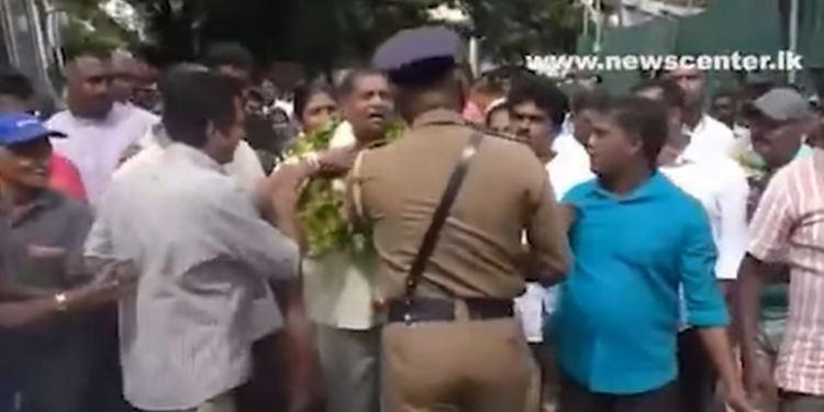 නාමයෝජනා බාර දීලා ‘ජයවේවා’ කියාගෙන මල්මාලා දාලා යන්න ගිය පෙළපාලි පොලිසියෙන් නවත්වයි! VIDEO I Sri Lanka Latest News
