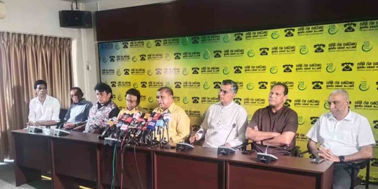 සජබ සන්ධාන නායකයන් වන මද්දුමබණ්ඩාර-චම්පික-ඩලස්-දයාසිරි-මනෝ-දිගම්බරම්-රාධක්‍රිෂ්ණන් එකම වේදිකාවට ඇවිත් මාධ්‍ය හමුවක් තියයි! සියලු දෙනා එකතු කරගෙන අලුත් දේශපාලන සංස්කෘතියක් හදන්න-අලුත් ගමනක් යන්න සූදානම් වෙයි! VIDEO I Sri Lanka Latest News