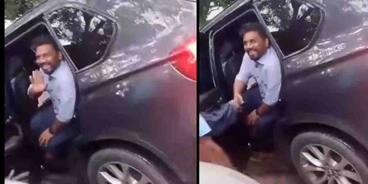 අකුරණ රැස්වීමට ගිහින් එන ගමන් අනුර හදිසියේම වාහනය මග නතර කර මිනිස්සුත් එක්ක කතා කරයි! අතට අත දෙයි! දරුවන්ට ටටා කියයි! VIDEO I Sri Lanka Latest News