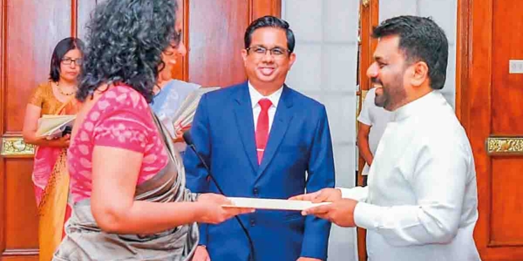 අලුත් ආණ්ඩුවේ අගමැති හරිනි! ඇමැති මණ්ඩලය දිව්රුම් දීම සඳුදා! අලුත් පාර්ලිමේන්තුව රැස්වන 21 දා ජනාධිපති අනුරත් පාර්ලිමේන්තු එනවා! EXCLUSIVE I Sri Lanka Latest News