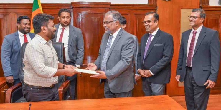 නිලධාරීන් ඔක්කොම ටයිකෝට් ගහලා එද්දී අනුර සාමාන්ය විදිහට ඇවිත් මුදල් අමාත්යංශයේ වැඩ බාරගනී! නිලධාරීන්ට ටිකක් සැර කතාවකුත් කරයි! ආදායම් උපදවන තැන් ගැන ජනතාවට ඇත්තේ හොඳ චිත්රයක් නෙමෙයි! ‘ජනාධිපතිතුමනි අපිටත් ඇත්තටම වැරදුණා’ -අමාත්යංශ ලේකම් පාපොච්ඡාරණයක! PHOTOS I Sri Lanka Latest News