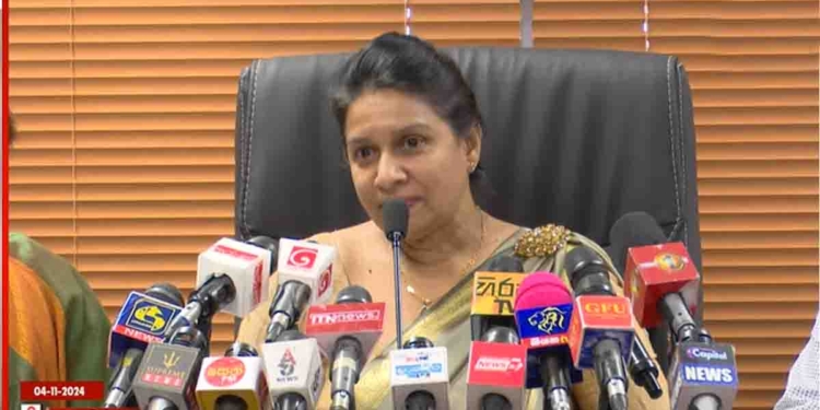 පාස්පෝට් ගන්න දැන් පෝලිමේ ඉන්න එපා! ඔන්ලයින් ක්රමයට දිනයක් ලබාගන්න! මේ මාසෙම දින ලබා දී ඉවරයි! දෙසැම්බර් මුල ඉඳන් දිනයක් ගන්න පුළුවන්! වැඩබලන ආගමන විගමන පාලක ජනරාල්වරිය මාධ්ය හමුවකට එයි! VIDEO I Sri Lanka Latest News