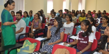 කෙල්ලො කැම්පස් හොල්ලයි! Sri Lanka Latest News