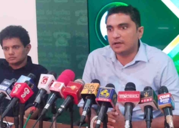 ජ්‍යෙෂ්ඨයන් කටවල් වහගෙන ඉද්දී ගම්පහින් වාර්තාවක් තියලා පාර්ලිමේන්තු ආපු අලුත් තරුණයා සජබයත්-සජබ නායකයාත් ආරක්ෂා කරන හැටි බලපල්ලකෝ! ටයිකෝට් ගහලා කුමන්ත්‍රණ කරන ඔස්තාර්ලා ඉගෙනගනිල්ලා අලුත් කොල්ලන්ගෙන් දේශපාලනය කරන හැටි! VIDEO I Sri Lanka Latest News