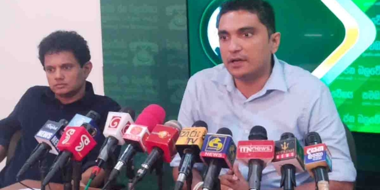 ජ්‍යෙෂ්ඨයන් කටවල් වහගෙන ඉද්දී ගම්පහින් වාර්තාවක් තියලා පාර්ලිමේන්තු ආපු අලුත් තරුණයා සජබයත්-සජබ නායකයාත් ආරක්ෂා කරන හැටි බලපල්ලකෝ! ටයිකෝට් ගහලා කුමන්ත්‍රණ කරන ඔස්තාර්ලා ඉගෙනගනිල්ලා අලුත් කොල්ලන්ගෙන් දේශපාලනය කරන හැටි! VIDEO I Sri Lanka Latest News