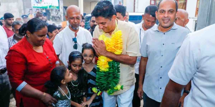 සජිතුයි මරික්කාරුයි එකට කොළොන්නාවට යයි! මිනිස්සු වටකර ගනී! සෙල්ෆි ගහයි! දුක කියයි! ඡන්දෙ ගැනත් කියයි! VIDEO I Sri Lanka Latest News