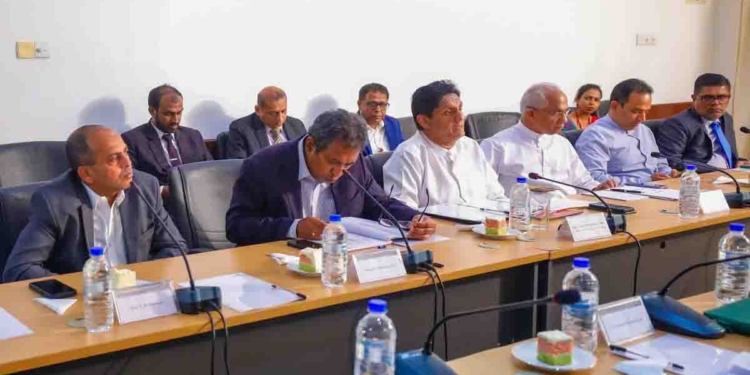 IMF එක සජිත් හමුවෙයි! දැන් තියෙන්නේ ජනවරමකින් ආ රජයක්! ජනවරමක් නොතිබූ රනිල්ගේ ආණ්ඩුව අත්සන් කරපු ගිවිසුම වෙනස් කරන්න! සජිත් IMF ප්රධානීන්ගේ මුහුණටම කියයි! VIDEO & PHOTOS I Sri Lanka Latest News