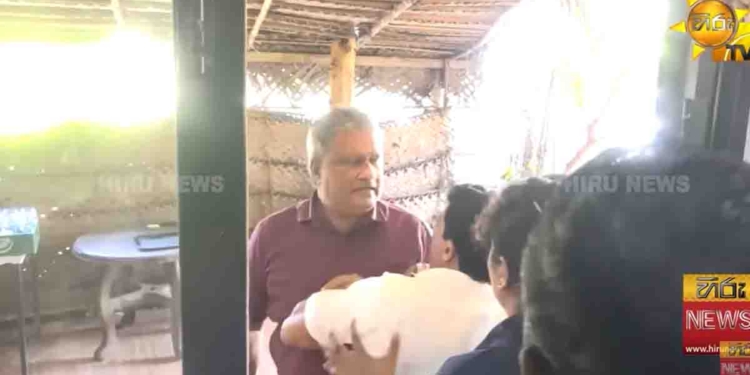 UNP එකේ මීටිම යුදපිටියක් වෙයි! කුණුහරුපෙන් බැනලා ගහන්නත් පනී! ‘යකෝ.. පලයන් යන්න..’! ඔක්කොම එකතු වෙලා UNP කළමනාකරුව රැස්වීමෙන් පන්නලා දමයි! VIDEO I Sri Lanka Latest News