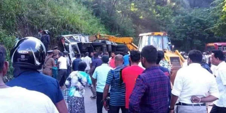 බස් එකක් දුන්හිඳදී පෙරළී ඛේදවාචකයක්! සිසුවියන් 2ක් මියයයි! 35 දෙනකුට තුවාල! VIDEO I Sri Lanka Latest News