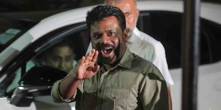 මල්ලිලා ත්‍රීවීල්වල ගහගෙන ගියා ‘රට අනුරට අපි මාලිමාවට’ කියලා! දැන් ත්‍රීවීල් කොල්ලන්ට කොහොමද ඇරලා තියෙන ඇරිල්ල! තෙල් සහනය දීලා තියෙන්නේ බෙන්ස්-අවුඩි-ලෑන්ඩ්කෘෂර්-V 8 පදින අයට! පව්.. මල්ලිලාට නංගිලාට කෙළවලා! VIDEO I Sri Lanka Latest News