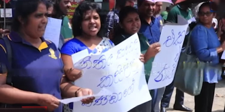 OIC පන්නන්න ගමක්ම එකතු වෙයි! නීතිය හරියට ක්‍රියාත්මක කරලා නෑ! කසිප්පුකාරයන්ටත් යටවෙලා! ලැජ්ජයි! VIDEO I Sri Lanka Latest News