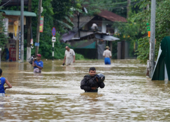 අපි කතා කරන්නේ-බලන්නේ දකුණේ ගංවතුර ගැන විතරයි! දකුණ වගේම උතුරත් මහා විනාශයක! මුලතිව්-යාපනේ ඉදන් උතුරේ හතරකොනම ගංවතුරෙන් යටවෙලා! මිනිස්සු නන්නත්තාරයි! වගා විනාශයි! VIDEO I Sri Lanka Latest News