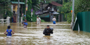 අපි කතා කරන්නේ-බලන්නේ දකුණේ ගංවතුර ගැන විතරයි! දකුණ වගේම උතුරත් මහා විනාශයක! මුලතිව්-යාපනේ ඉදන් උතුරේ හතරකොනම ගංවතුරෙන් යටවෙලා! මිනිස්සු නන්නත්තාරයි! වගා විනාශයි! VIDEO I Sri Lanka Latest News