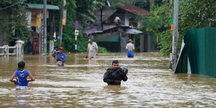 අපි කතා කරන්නේ-බලන්නේ දකුණේ ගංවතුර ගැන විතරයි! දකුණ වගේම උතුරත් මහා විනාශයක! මුලතිව්-යාපනේ ඉදන් උතුරේ හතරකොනම ගංවතුරෙන් යටවෙලා! මිනිස්සු නන්නත්තාරයි! වගා විනාශයි! VIDEO I Sri Lanka Latest News