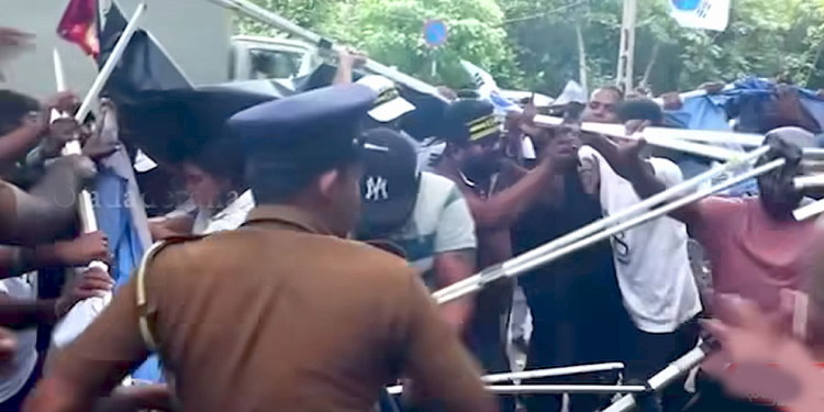 කොරියා රස්සා හීන විනාශ වුණු තරුණයන් විදේශ රැකියා කාර්යාංශය ඉදිරිපිට ලොකු විරෝධයක! අට්ටාල ගහන්න ලෑස්තිවෙද්දී පොලිසිය ඇවිත් අට්ටාල ගලවා විසි කරයි! තත්ත්වය උණුසුම් වෙයි! VIDEO I Sri Lanka Latest News