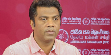 කැබිනට්-නියෝජ්‍ය ඇමැතිකම් දෙන්න සුදුසු කාන්තාවන් මාලිමාවේ නැද්ද? මාධ්‍යවේදීන් ඇහුවාම ඇමැති නලින්ද මුලින් කියන්නෙත් ඒ වගේ කතාවක්ම තමයි! VIDEO I Sri Lanka Latest News