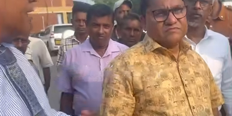 විජිත කාටවත් නොකියා වරායට එයි! ‘සර්.. මෙතන මාර හොරකම් වෙන්නේ..!’ ලොකු ලොක්කන්ට කොමිස් මුදල් බෙදිලා යන හැටි ගැන මාර හෙළිදරව්වක් කරයි! කස්ටම් එකට එරෙහිවත් චෝදනා ගොන්නක්ම එයි! ඔන්න ඇමැතිතුමනි සුද්ද කරනවා නම් පටන් ගන්න නියම තැන! VIDEO I Sri Lanka Latest News