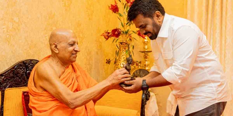 මහානායක හිමිවරුන් හමුවෙන්න මහනුවර ගිය අනුර ඡන්ද සිතියම දිගහරී! අලුත් අවුරුද්දට කලින් පුංචි ඡන්දෙ එනවා! ඊටපස්සේ පළාත් සභාත් තියනවා! VIDEO I Sri Lanka Latest News