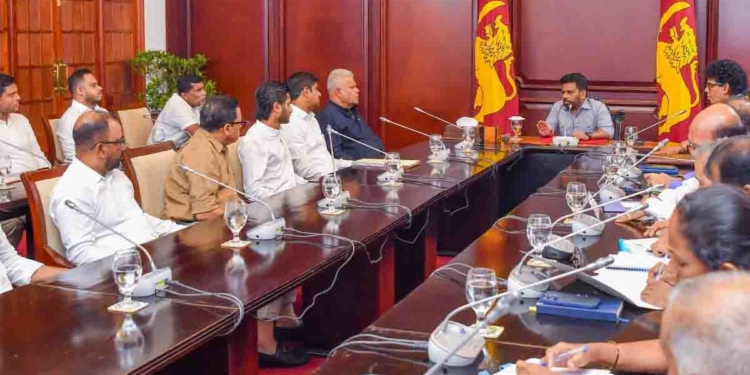 මෝල්කාරයන්ගේ නාට්ටියට ආණ්ඩුව රැවටුණා! අන්තිමේ මෝල්කාරයන් ඉස්සරහා තුනෙන් දෙකක බලසම්පන්න ආණ්ඩුව දණගැහුවා නෙමෙයි බඩගෑවා! නිලධාරී මාෆියාවක් ගැනත් හෙළිදරව්වක්! VIDEO I Sri Lanka Latest News