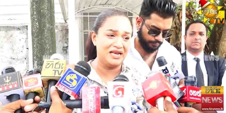 ජැක්සන් ඇන්තනිගෙ දුවයි බෑණයි එළියට එයි! අතුරුගිරියේ පොලිසිය සිදුකරපු අමානුෂික සිදුවීම හැඬූ කඳුලින් ලෝකෙටම කියයි! පොලිසියෙන් ඇහුවලු ජැක්සන් ඇන්තනි මහා පොරක්ද කියලා! කෝ අර ඡන්දෙ කාලෙ වේදිකාවල කඩේ ගිය කලාකරුවො වරෙල්ලා! ඇවිත් කතාකරපල්ලා! VIDEO I Sri Lanka Latest News