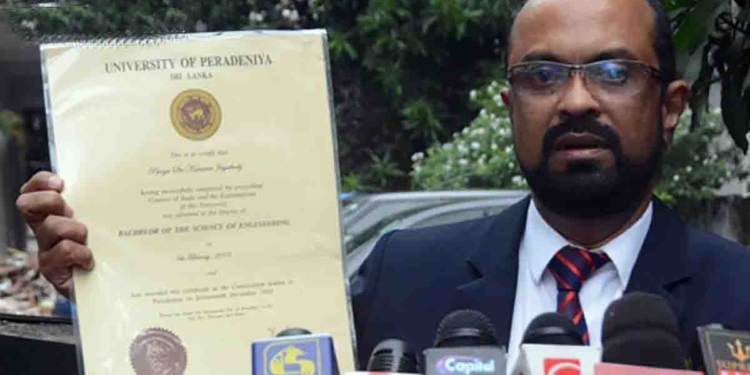මාර වැඩේ දේශපාලඥයන්ට වුණේ! බලශක්ති ඇමැති අධ්යාපන සුදුසුකම් ප්රසිද්ධියේ ජනතාවට පෙන්වයි! බොරු කියන අයට විරුද්ධව CIDත් යයි! VIDEO I Sri Lanka Latest News