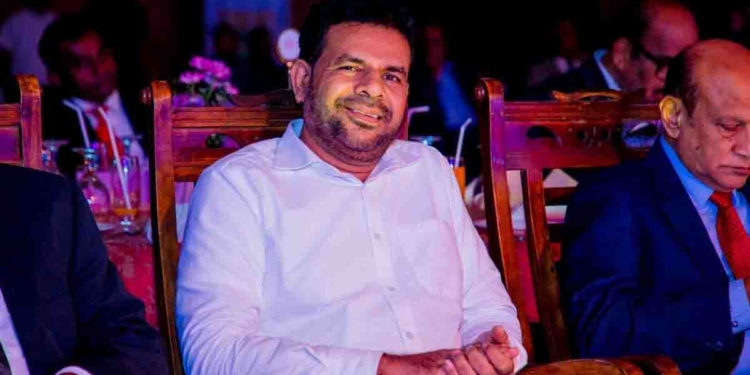 නාමල් අතුරුදන්? ෆෝන් එකට කෝල් එකක් ගත්තාම සිංදුවක්ලු යන්නේ! VIDEO I Sri Lanka Latest News