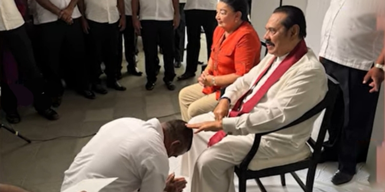 යුද්දේ දිනපු නායකයව දාලා යන ගමන් ආරක්ෂක භටයන් දුකෙන් කියන කතා ඇහුණම මොකක්දෝ එකක් හිතෙනවා නේද? VIDEO I Sri Lanka Latest News