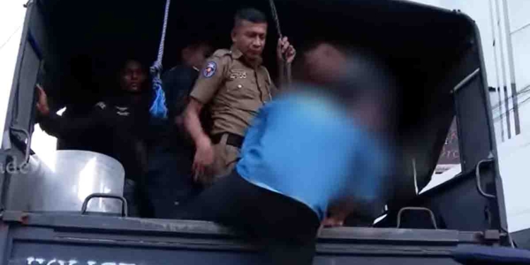 ඉසුරුපාය ඉදිරිපිට වෙච්ච ගැටුමේදී උද්ඝෝෂකයන් අල්ලා පොලිසියට බාර දුන් නාඳුනන පුද්ගලයා කෝ? අතුරුදන්ද? මොන පොලිසියෙද තියාගෙන ඉන්නේ? මාධ්‍ය හමුවක් කැඳවා සංවර්ධන නිලධාරීන් ප්‍රශ්න කරයි! VIDEO I Sri Lanka Latest News
