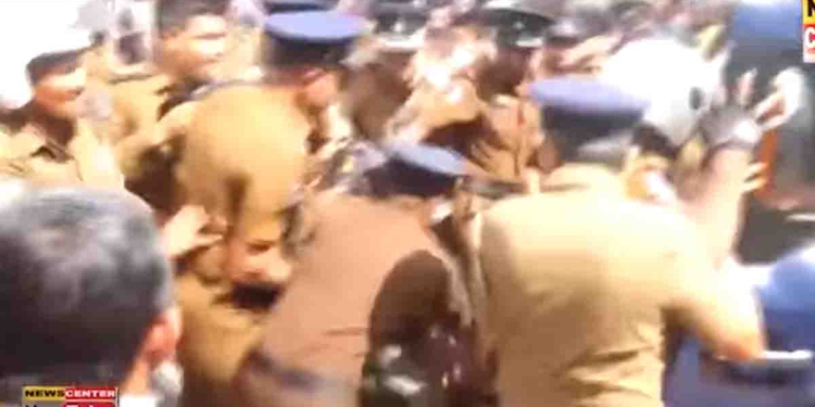 පැලවත්තේදී පොලිසිය හා සංවර්ධන නිලධාරීන් අතර ගැටුමේ වීඩියෝව එළියට! මේකටද අපි ඡන්දෙ දුන්නේ…? VIDEO I Sri Lanka Latest News