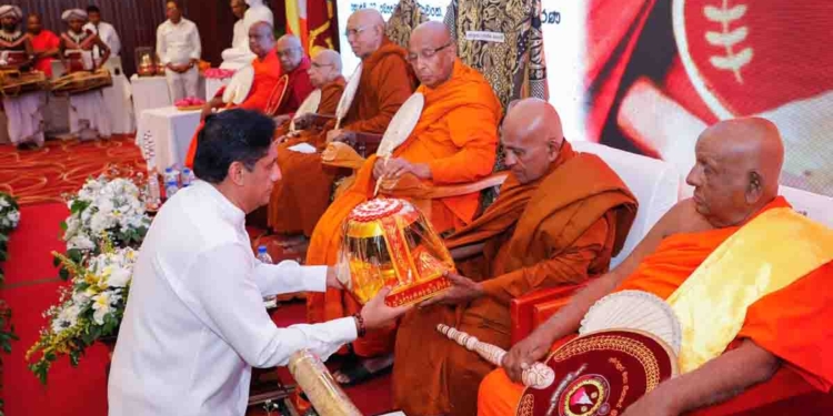 අමරපුර මහානිකායේ අභිනව මහානායක හිමියන්ට සන්නස් පත්රය පිළිගැන්වීමේ උත්සවයට විපක්ෂනායක සජිත් එක්වෙයි! PHOTOS I Sri Lanka Latest News