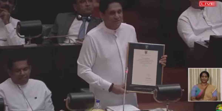 මඩ ගැහුවා! චරිත ඝාතනය කළා! ෆේස්බුක්වල බොරු ලිව්වා! යූටියුබ්වල බොරු කිව්වා! ඊයේ ආණ්ඩුවෙන් අභියෝග කළා! විපක්ෂනායක සජිත් පොරොන්දුව ඉටුකරයි! විපක්ෂයේ අත්පොළසන් මැද පෙර පාසලේ සිට ලන්ඩනයේ උපාධිය දක්වා වූ සියලුම අධ්‍යාපන සහතික-ලිපි  පාර්ලිමේන්තුවට ඉදිරිපත් කරයි! සැක නම් පෙන්වන්න උප්පැන්න සහතිකයත් අරන් එයි! මෙන්න සජිත් කරපු කතාව! VIDEO I Sri Lanka Latest News
