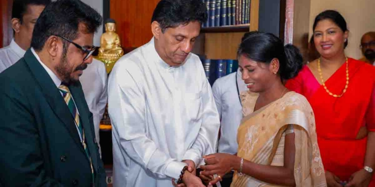 පාර්ලිමේන්තු නෝනලා ඔක්කොම තැඹිලි පාට වෙලා! මාලිමාවේ අම්බිගා සජිත්ට කරපු දේ! PHOTOS I Sri Lanka Latest News