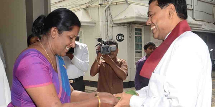 පොහොට්ටුවේ ගුරු සංගමේ හිටපු සභාපතිනිය වසන්තා හඳපාන්ගොඩ එංගලන්තෙදී මියයයි! I Sri Lanka Latest News