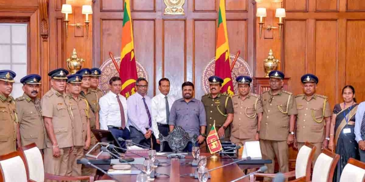 රනිල්ගෙන් බාර් ලයිසන් ගත්ත සෙට් එකේ නම් ලයිස්තුව ඊයේ එළියට දැම්මා! අද අනුර සුරාබදු එකේ ලොක්කන්ට එන්න කියලා මීට පස්සේ බාර් ලයිසන් දෙන විදිහ ගැන කියලා දීලා! PHOTOS I Sri Lanka Latest News
